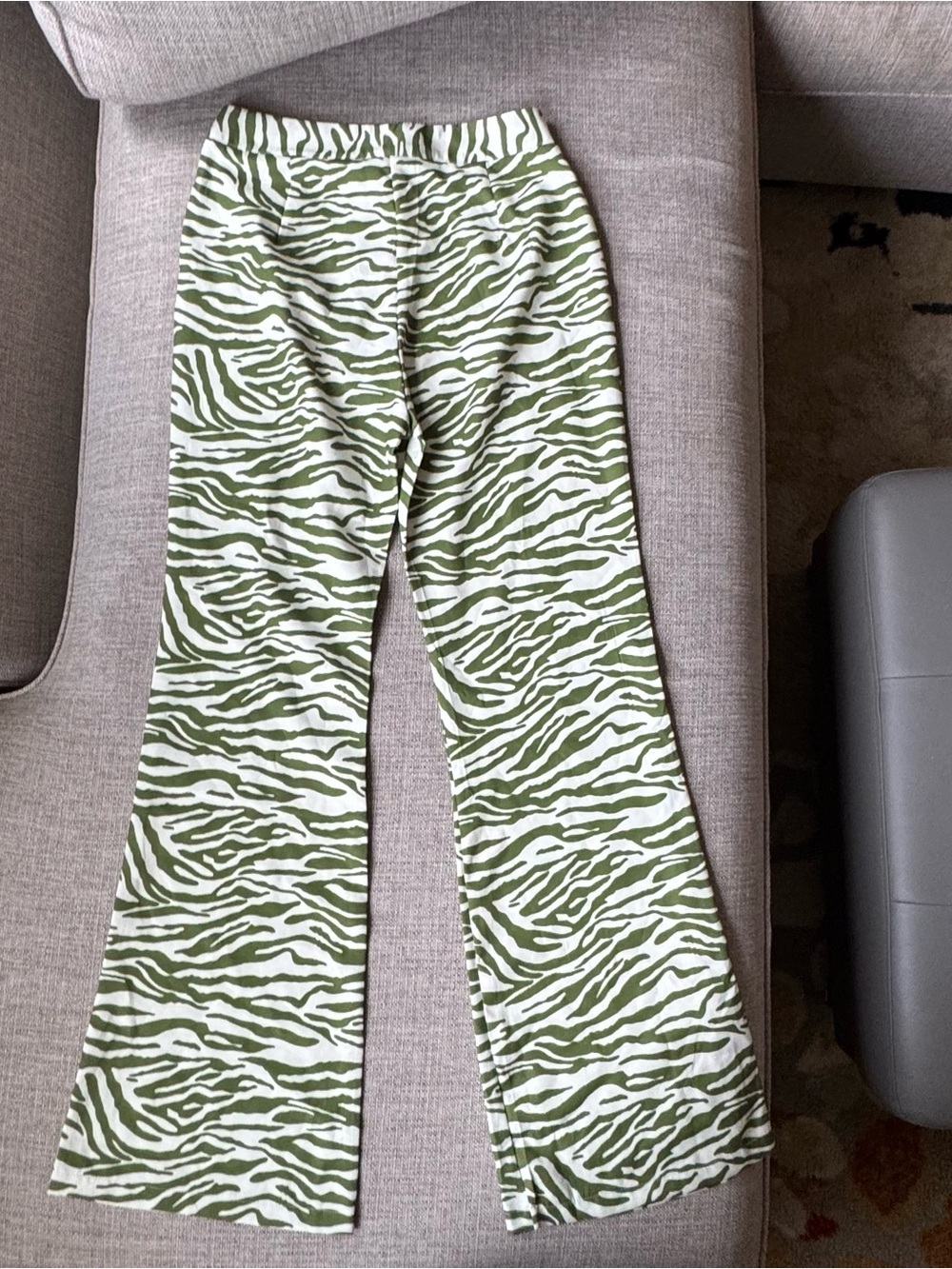 Green & White Zebra Print Flared Pants NWOT small - Picture 3 of 4